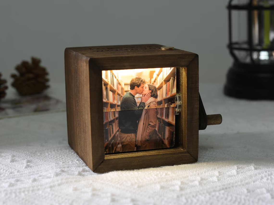 💕Personalized Hand-Crank Photo Flip Box — Custom Wooden LED Photo Album
