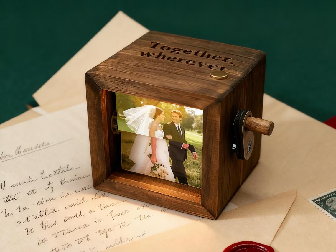 💕Personalized Hand-Crank Photo Flip Box — Custom Wooden LED Photo Album
