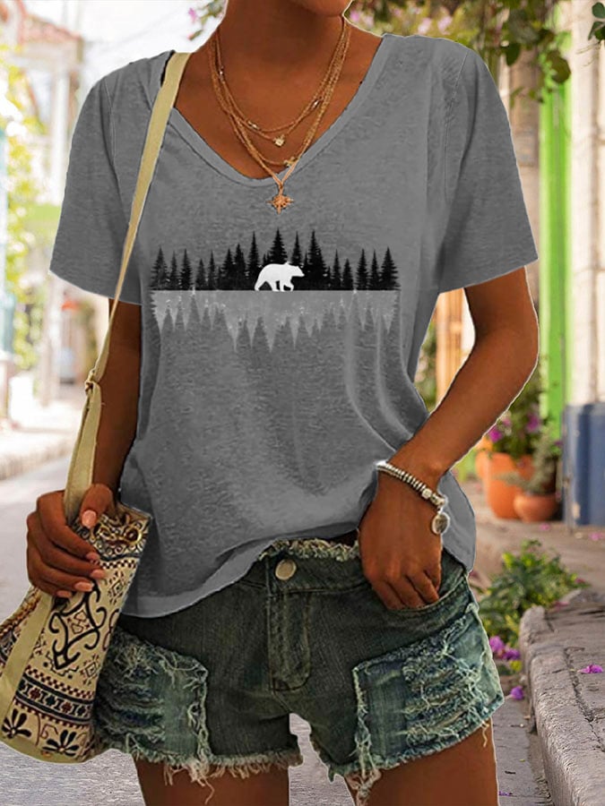Retro Women's Nature Lover Bear In The Woods Print V-Neck Short Sleeve T-Shirt